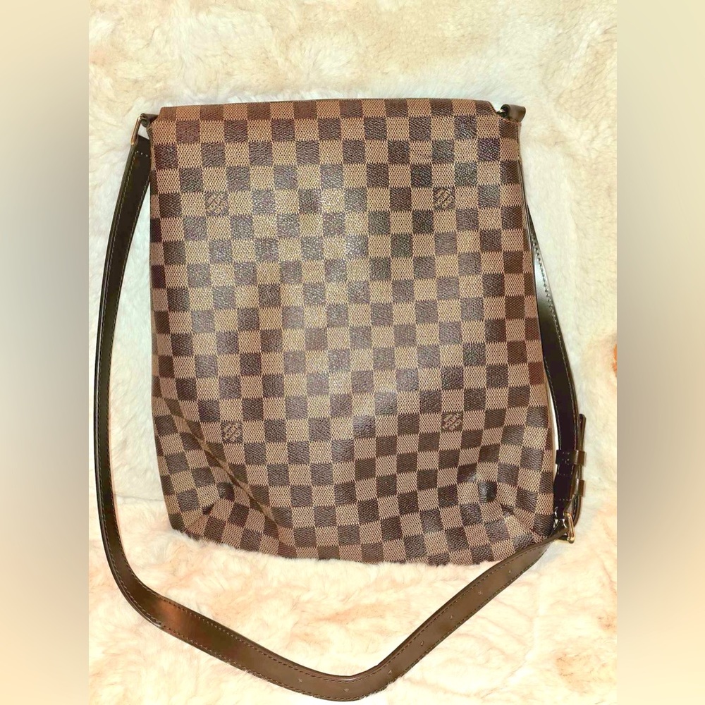 LOuis Vuitton Damier sling bag